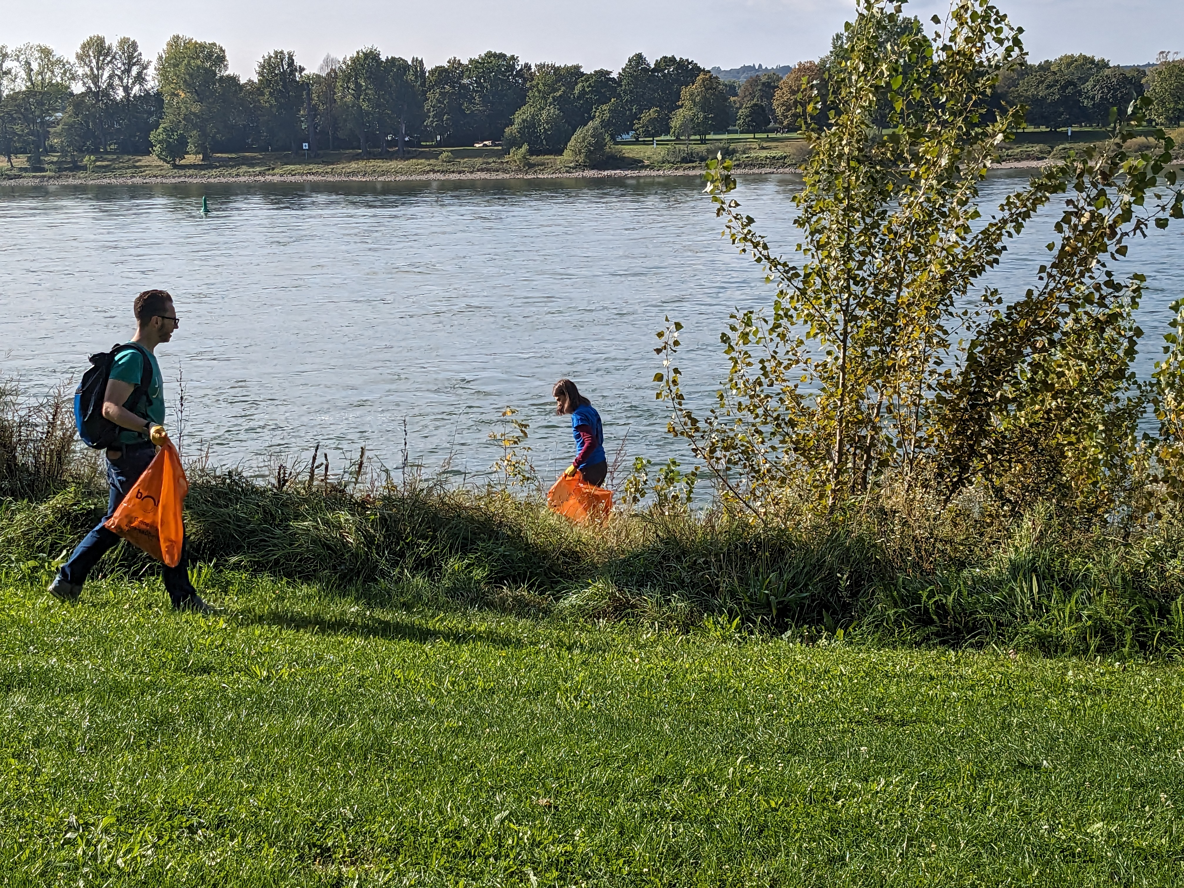 Müllsammeln am Rhein